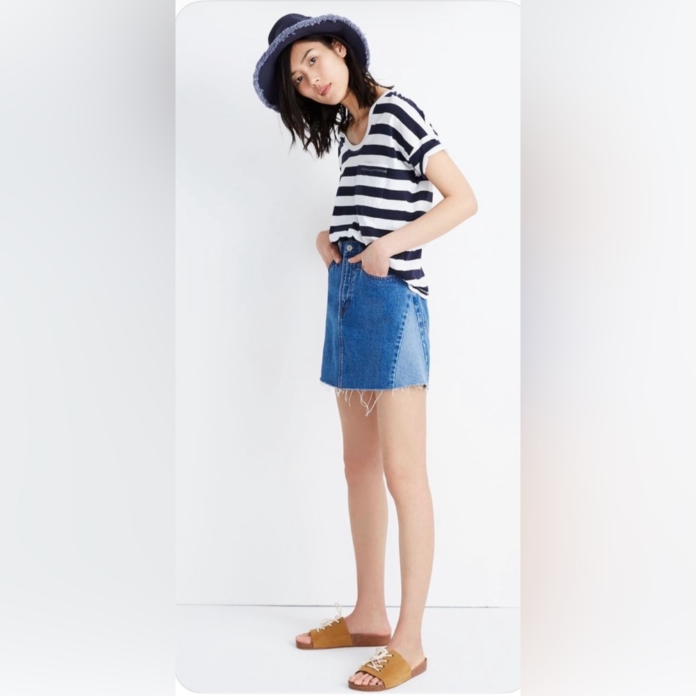 Madewell rigid denim a line mini skirt in a pieced edition wash
Sz 28